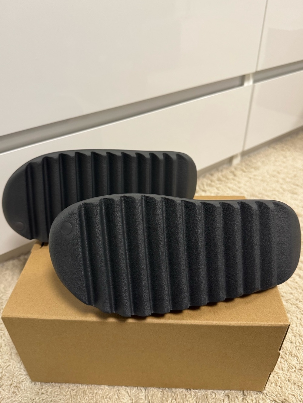 Yeezy Slides - Picture 3 of 4